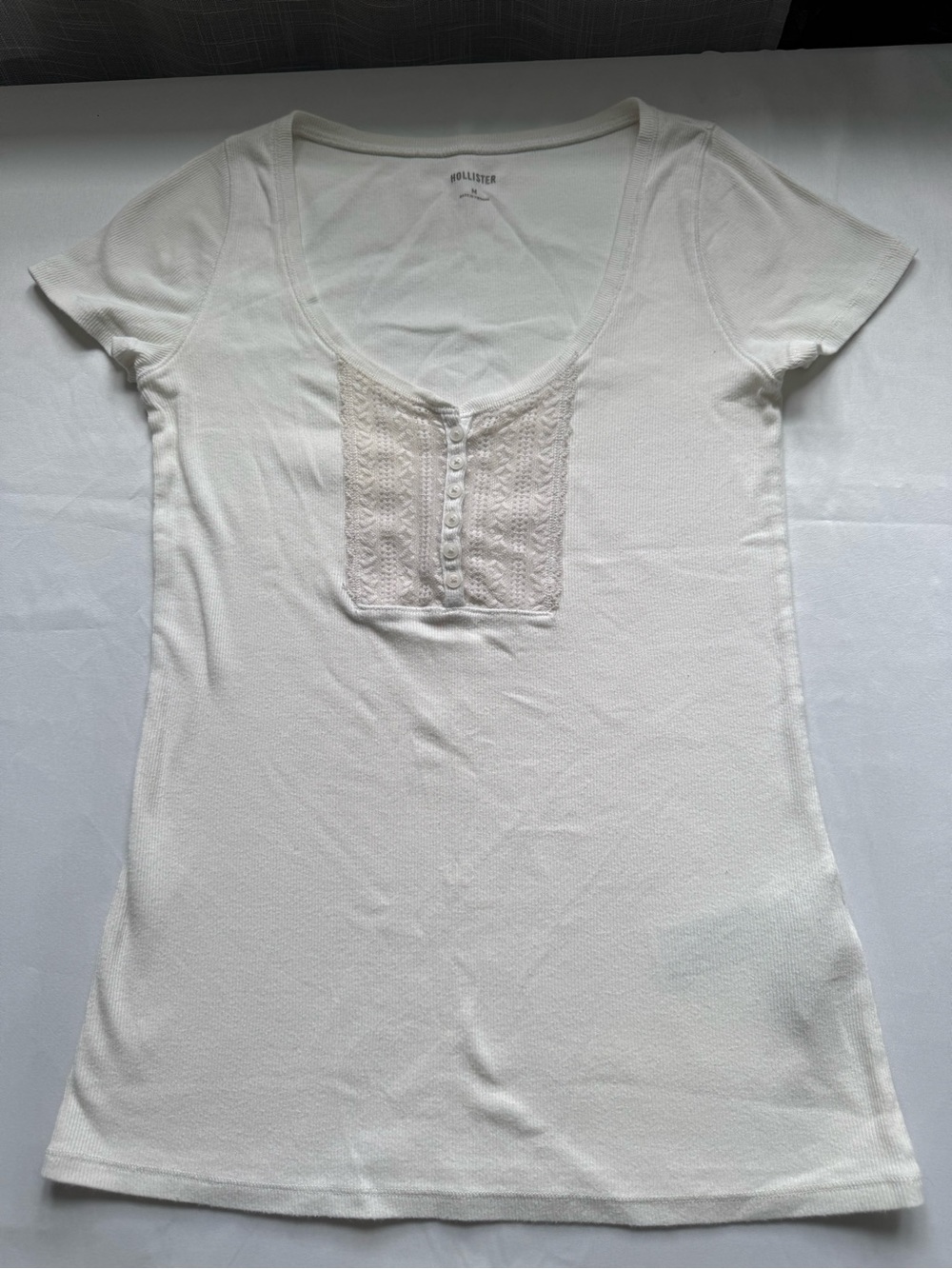Hollister Women’s White Henley Top Size M Short Sleeve Textured Knit